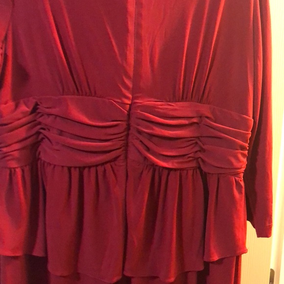 Red sophisticated dress - Picture 2 of 3